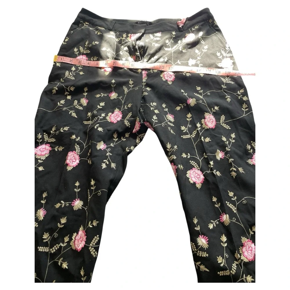 EUC Karen Kane Lifestyle Petites black/pink floral embroidered cropped pants 14P